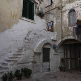 ...lo spiazzo si insinua a fatica tra palazzine romaniche e strette scalinate: una di esse non ha neanche il corrimano...